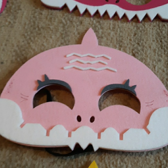 Baby Shark Masks and fins - Picture 4 of 6